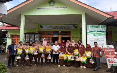MAN 1 Aceh Selatan Gelar Santunan Sembako bagi Siswa Kurang Mampu di Bulan Ramadhan